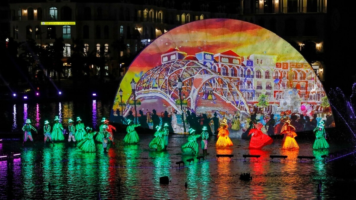 Siêu show nhạc nước Sắc màu Venice tại Hồ Tình Yêu Màn trình diễn công nghệ ánh sáng laser và thuyền hoa lộng lẫy trong show Sắc màu Venice Grand World